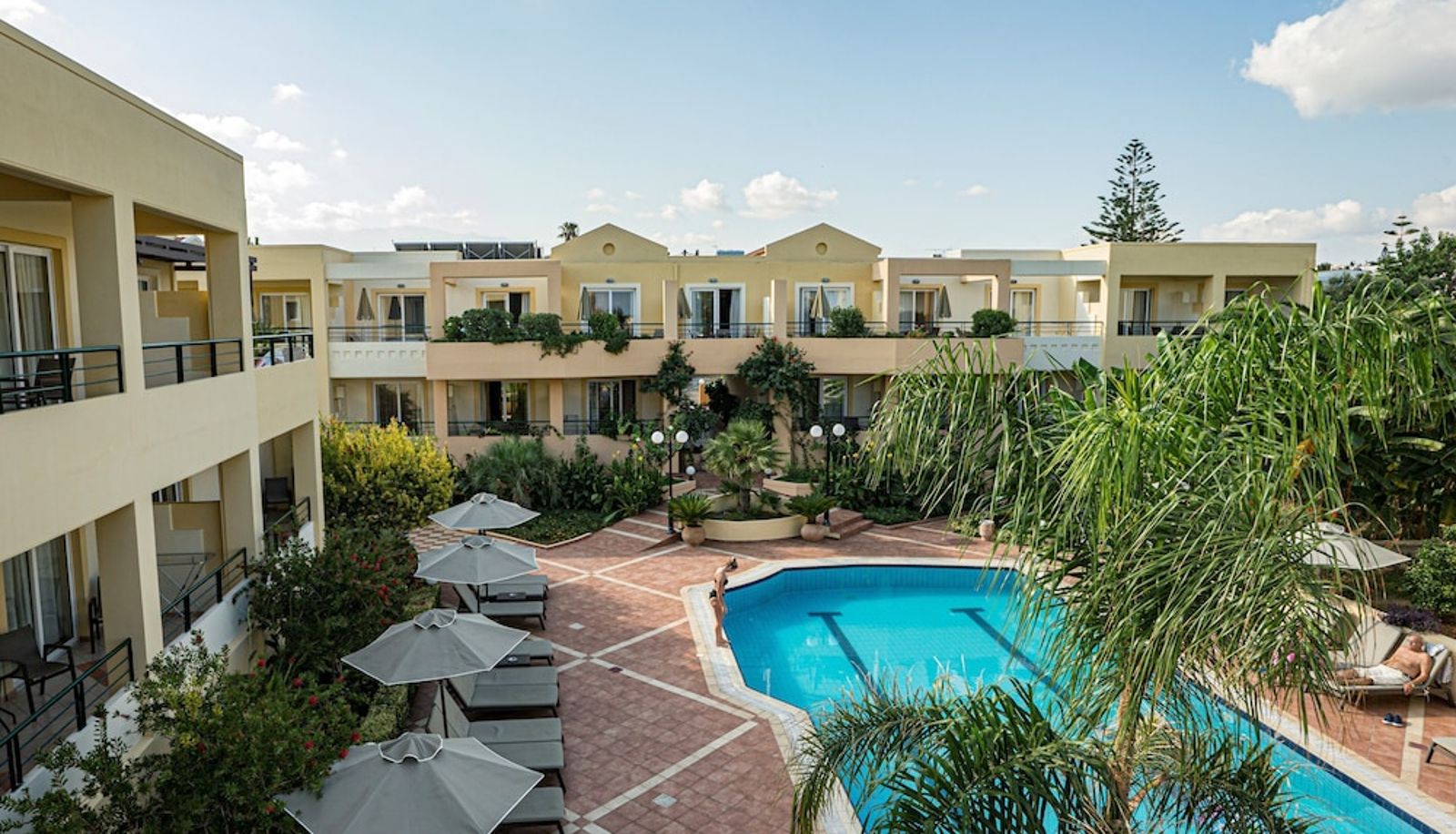 Piscina - Helios Apartments
