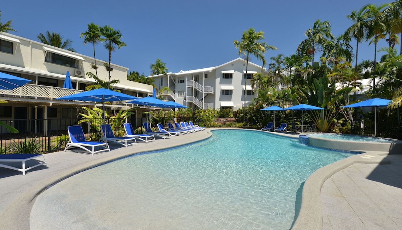 Piscina - Seascape Holidays – Beachfront Terraces