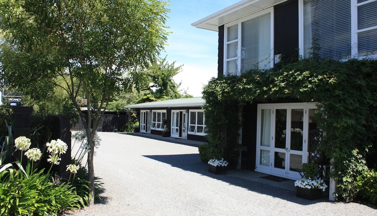 Garden - The Lake Motel