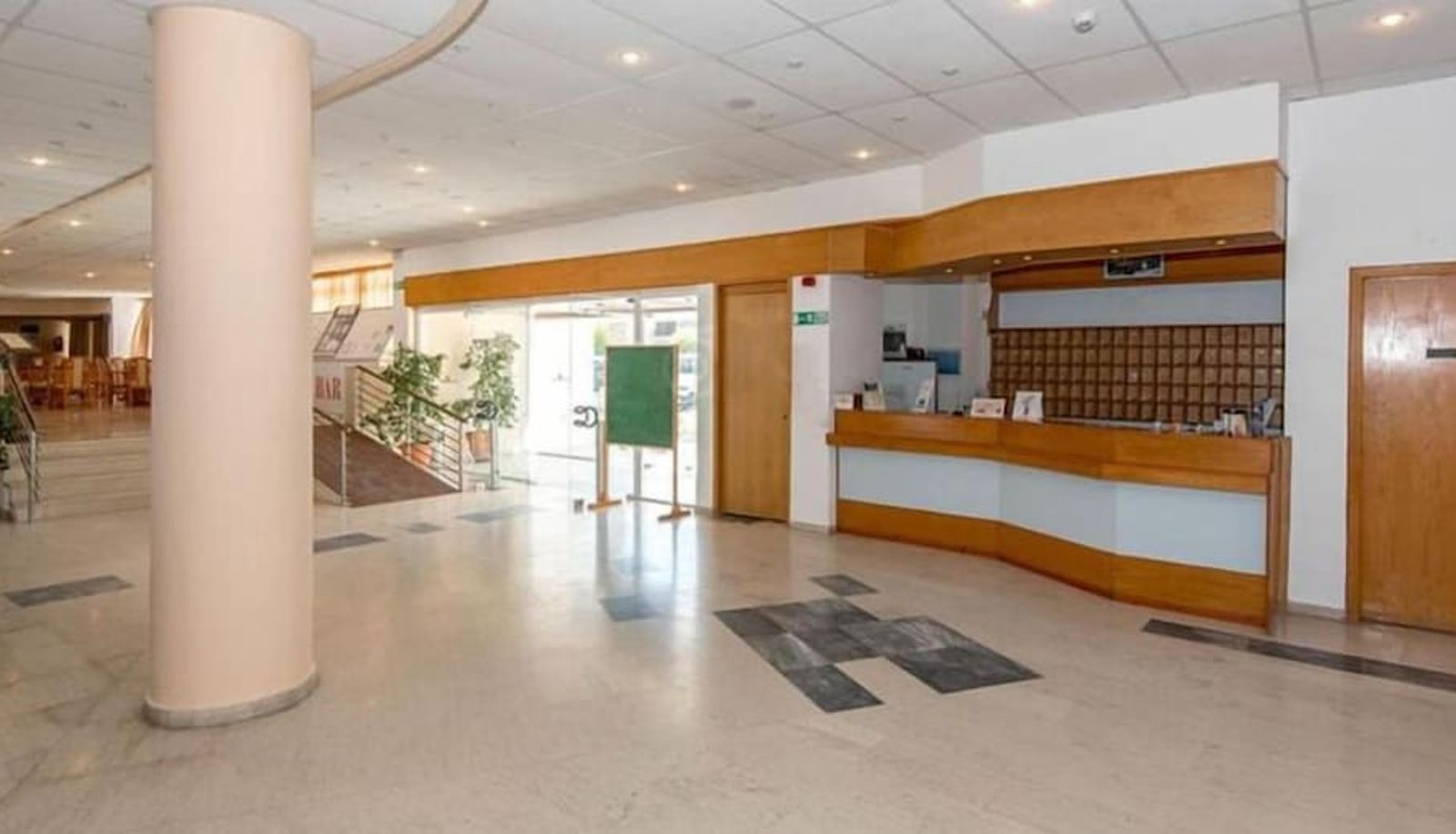 Lobby - Kris Mari