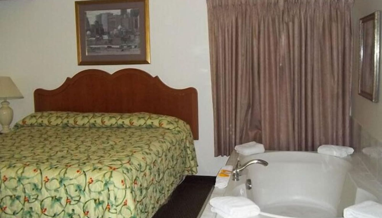 Standard room - Budget Inn & Suites