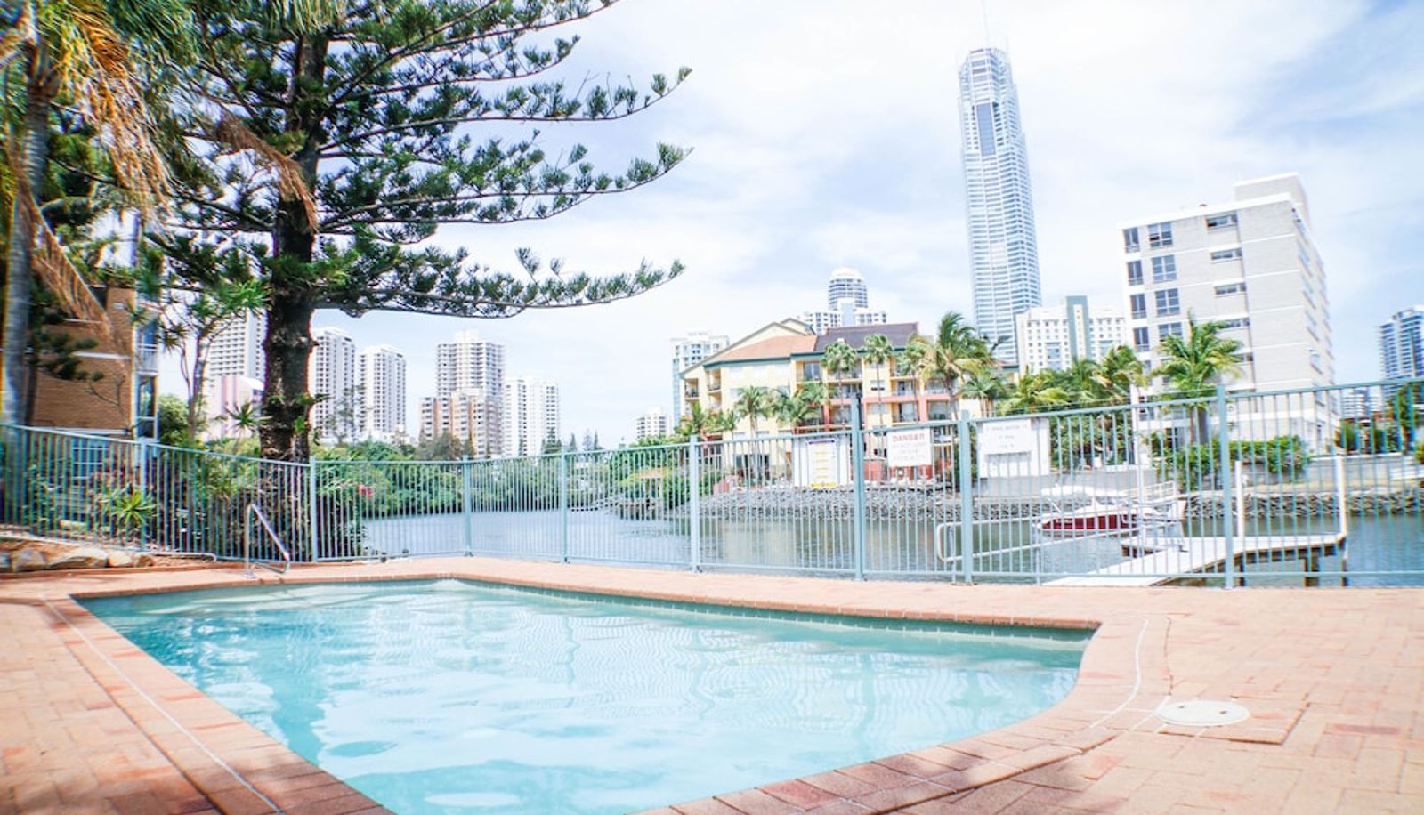 Basen - Surfers Riverside Apartments