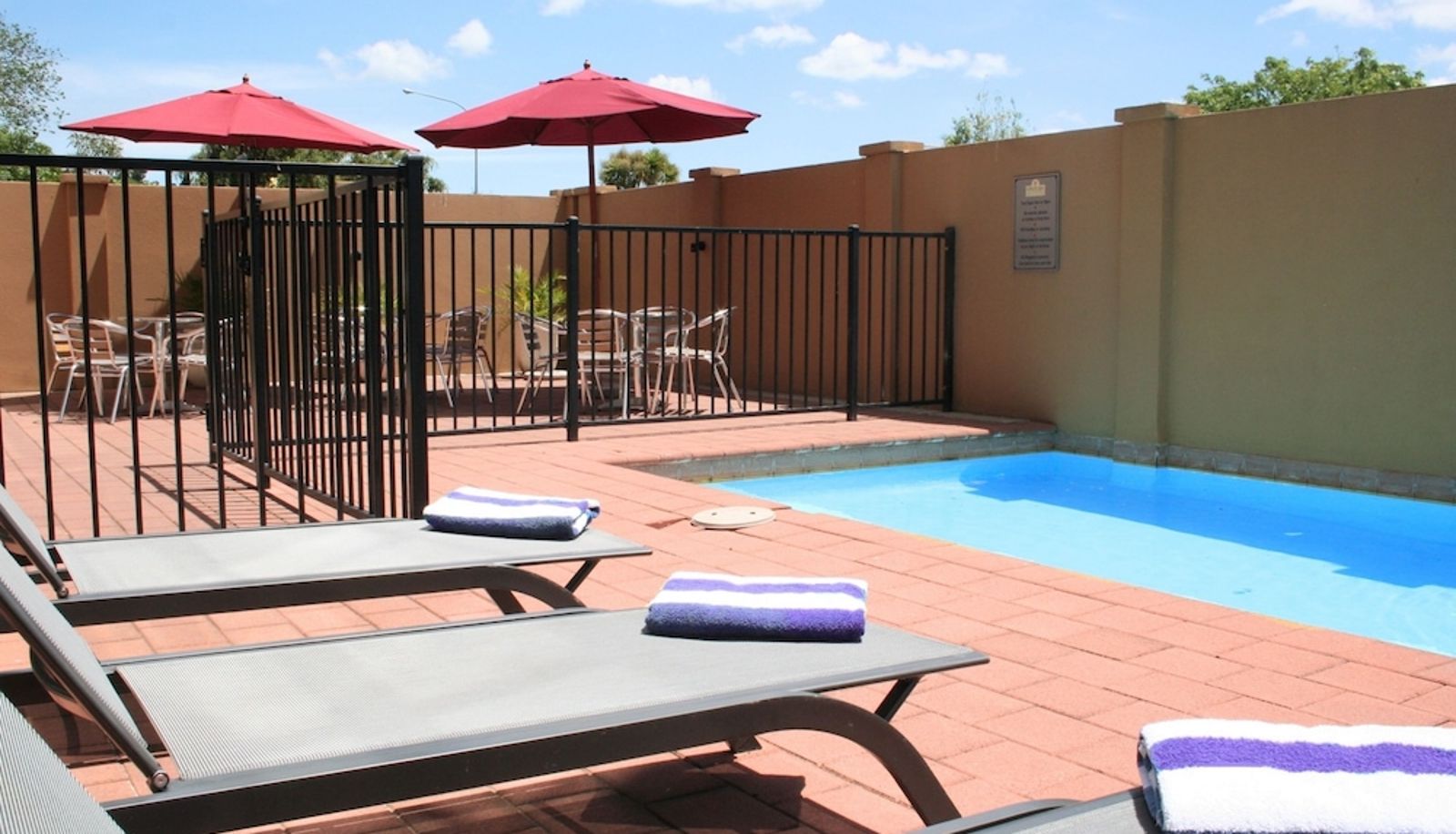 Pool - Ventura Inn & Suites Hamilton