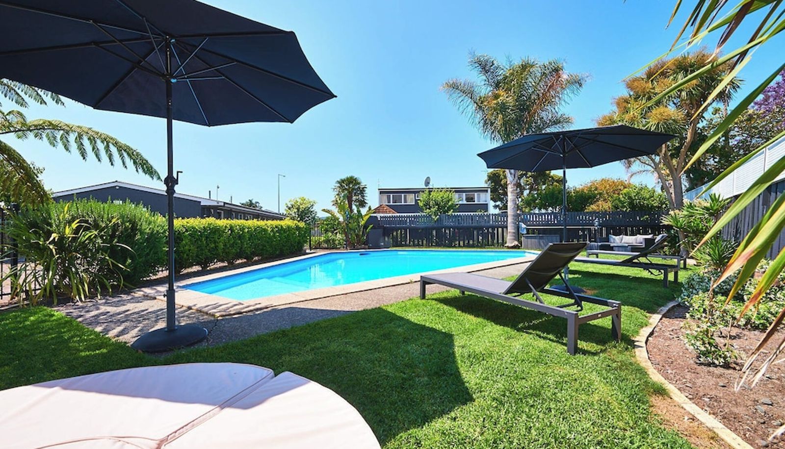 Pool - Cobblestone Court Motel – Wenzel Motels