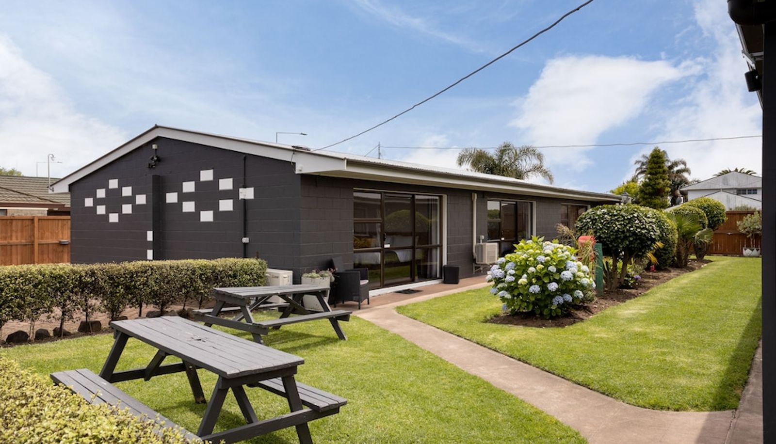 Garden - Cobblestone Court Motel – Wenzel Motels