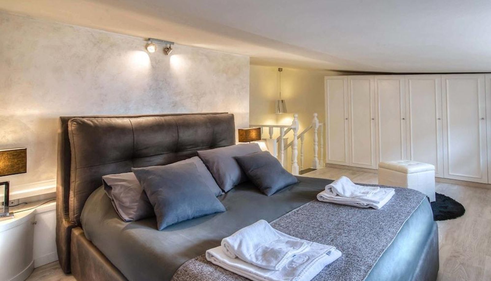 Apartment - Black and White Suite