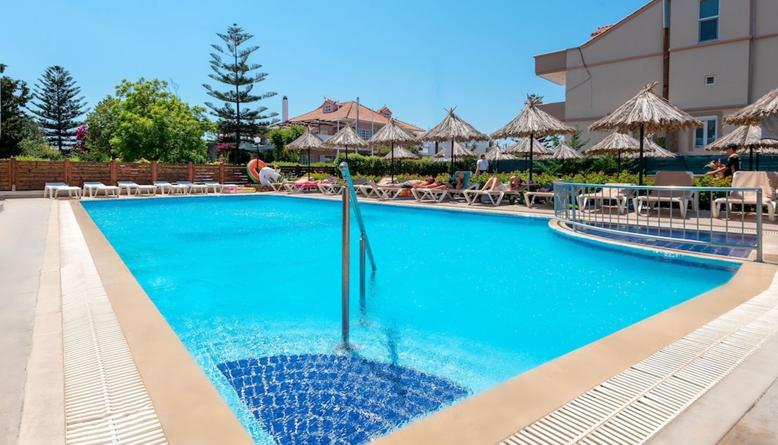 Piscina - Sunday Hotel