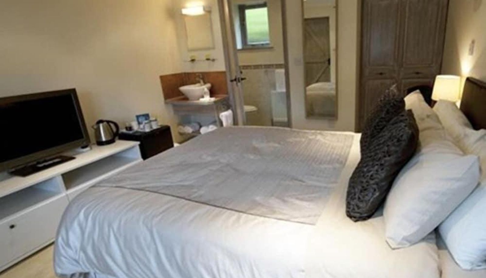 Apartament - The Live and Let Live