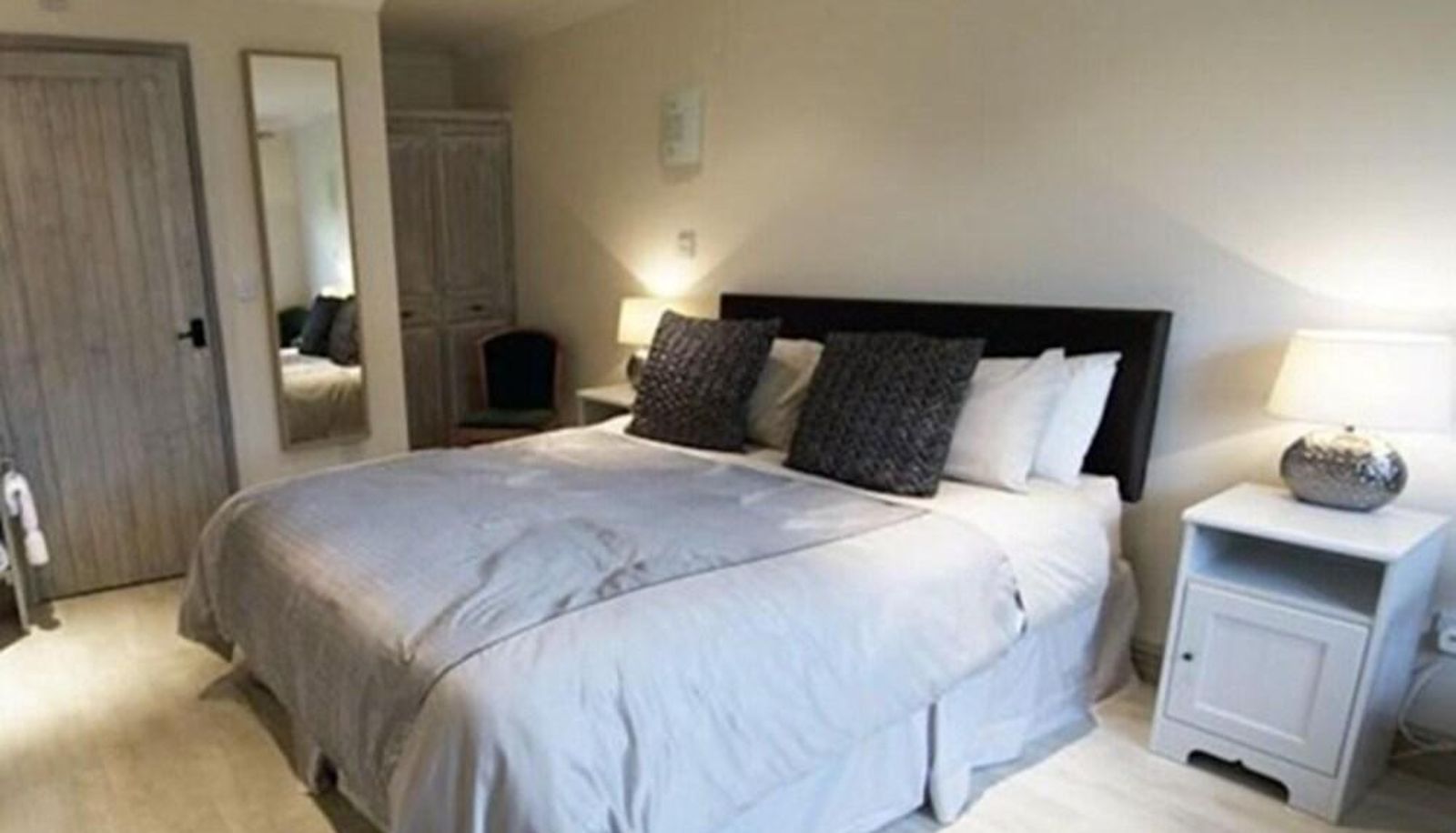 Apartament - The Live and Let Live