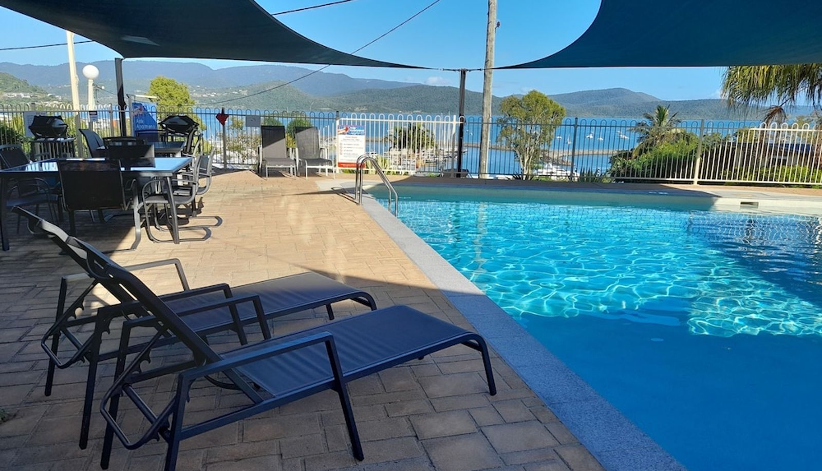 Piscine - Airlie Apartments