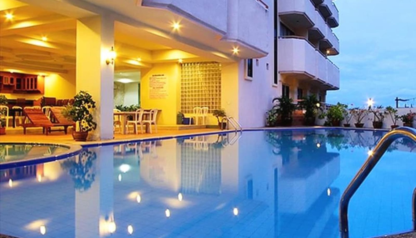 Basen - Mike Beach Resort Pattaya - SHA
