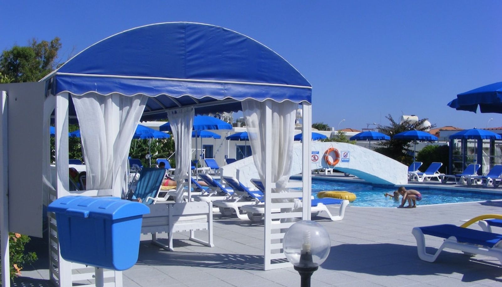 Piscina - Flokkas Hotel Apartments