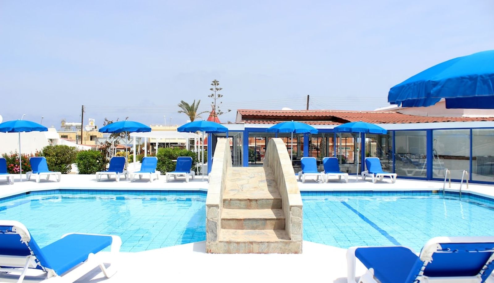 Piscina - Flokkas Hotel Apartments