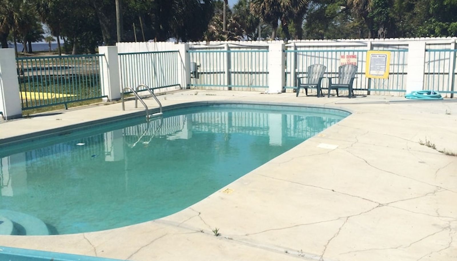 Pool - Econo Lodge Biloxi Beach