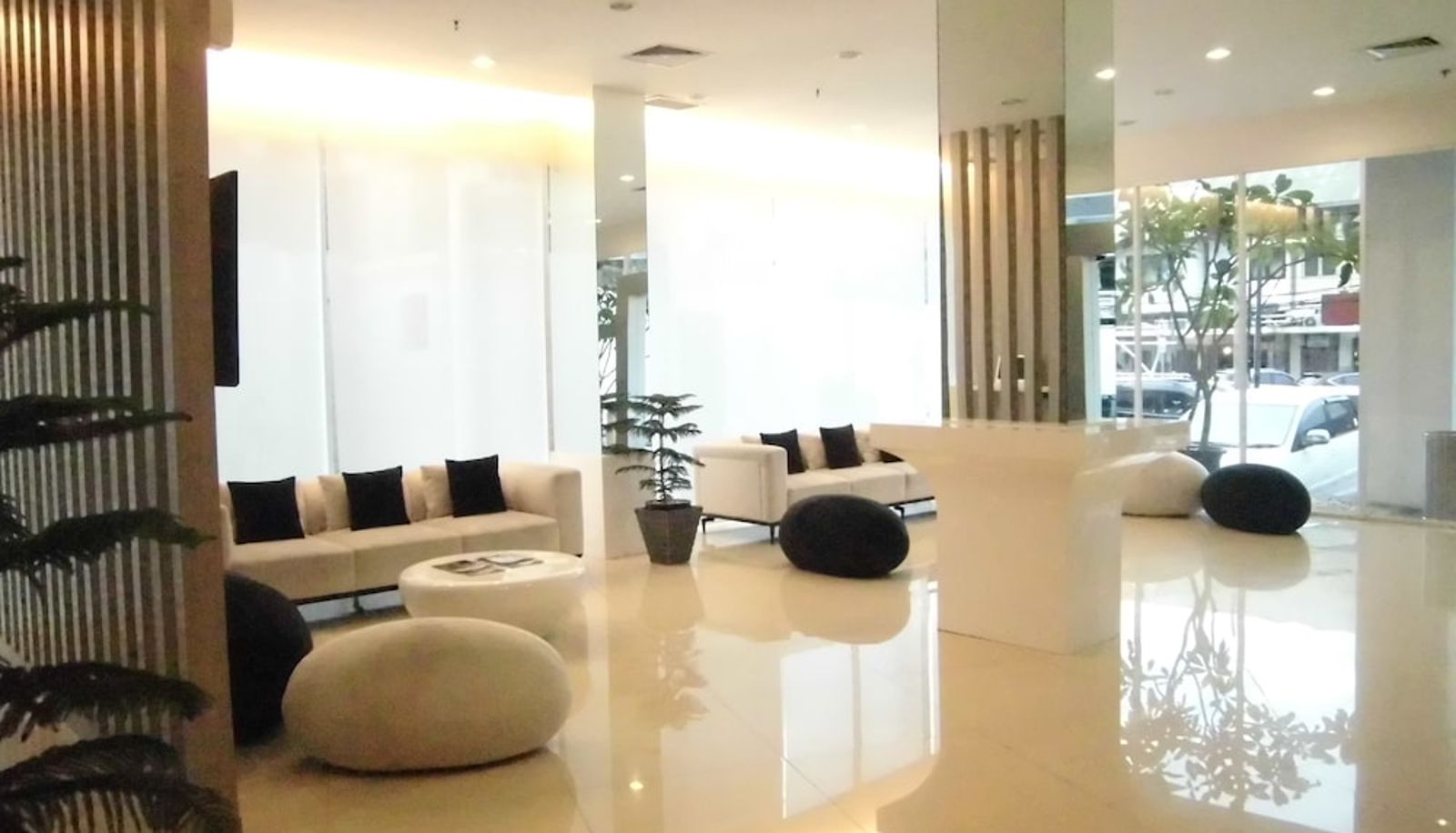 Hall - Whiz Hotel Cikini Jakarta