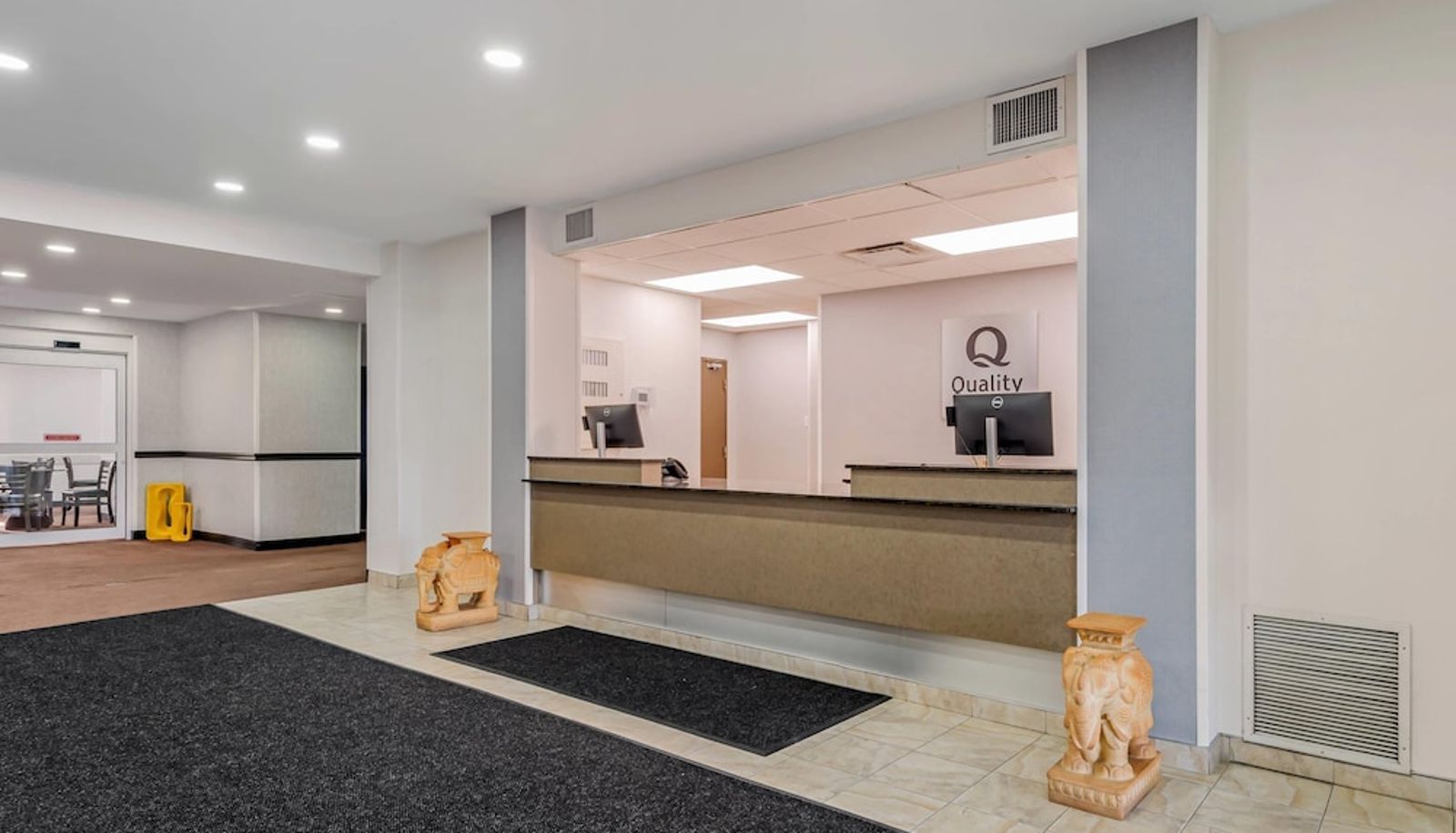 Hall - Quality Inn