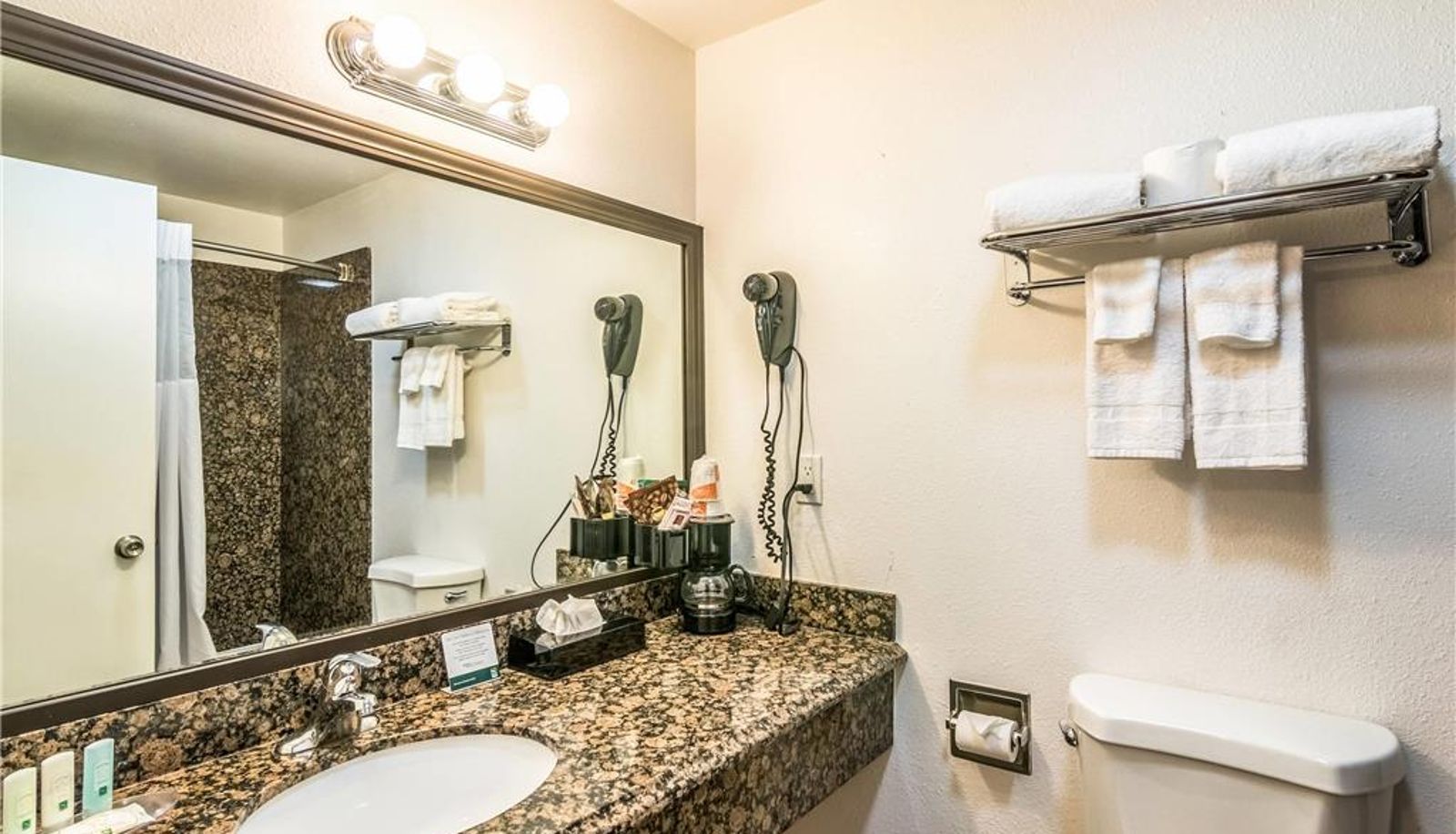 Zimmer - Quality Inn and Suites near Downtown Bakersfield