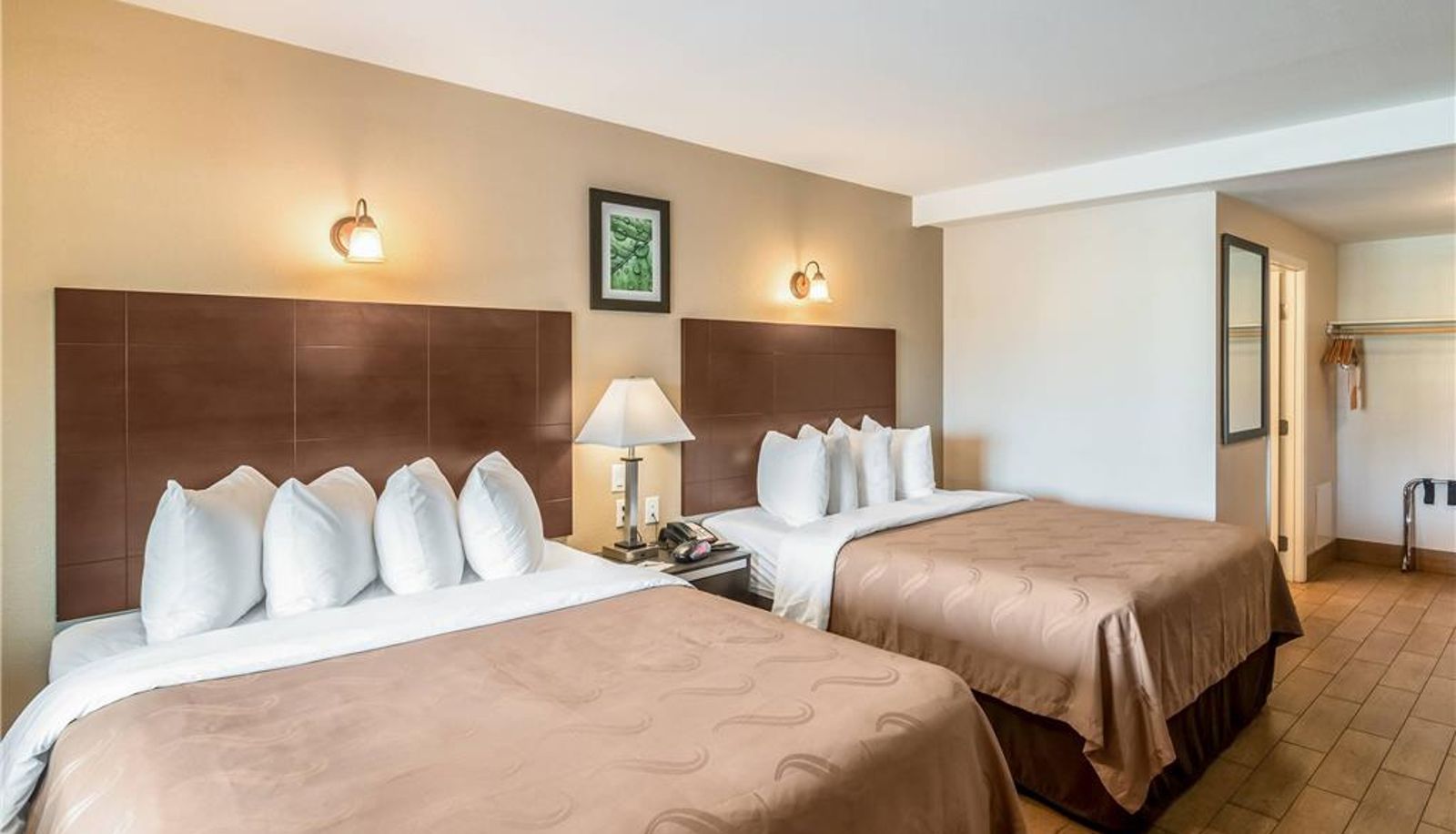 Zimmer - Quality Inn and Suites near Downtown Bakersfield