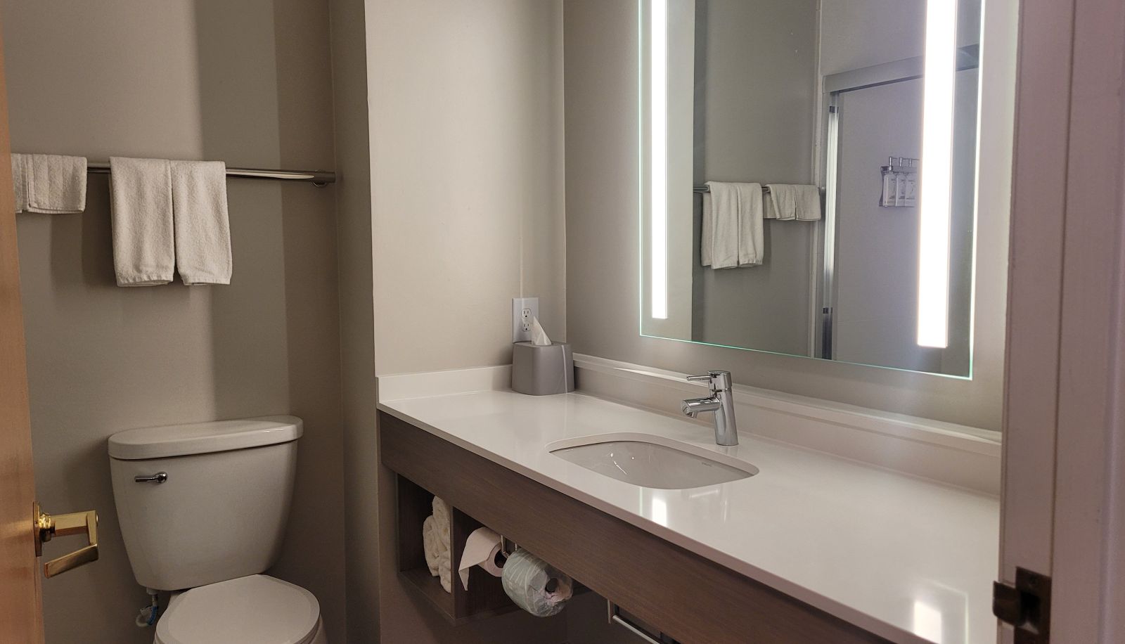 Camera - Holiday Inn Express & Suites PLYMOUTH by IHG