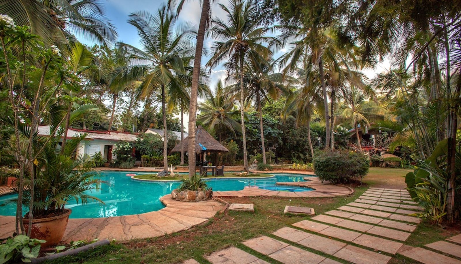 Basen - Holiday Village