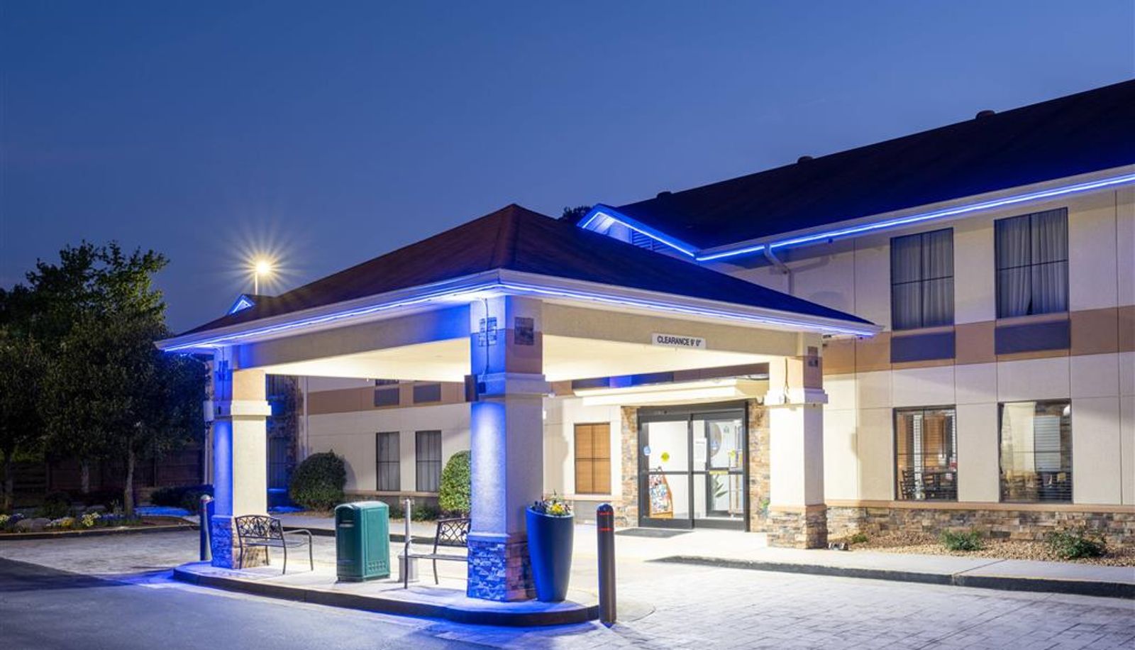 Exterior view - Days Inn & Suites by Wyndham Commerce