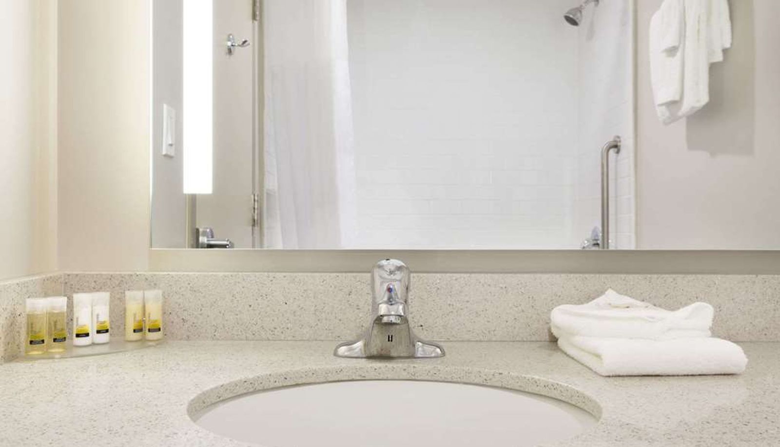 Room - Days Inn & Suites by Wyndham Lindsay