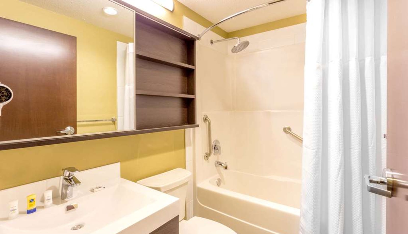 Zimmer - Microtel Inn & Suites by Wyndham Whitecourt