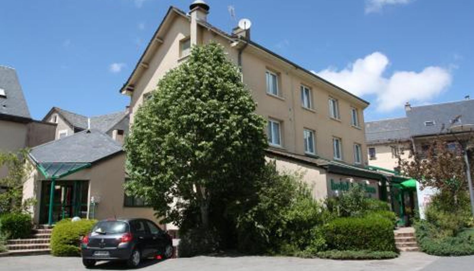 Zewnętrzna część hotelu - Logis Hôtel Restaurant Le Palous