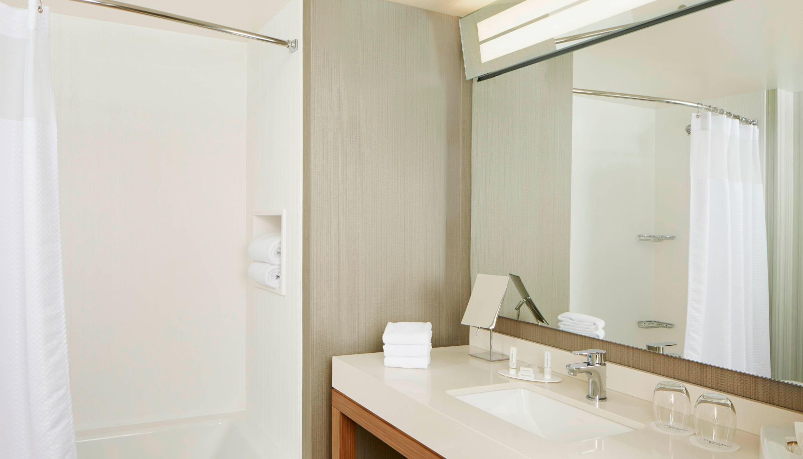 Zimmer - Courtyard by Marriott Lake George