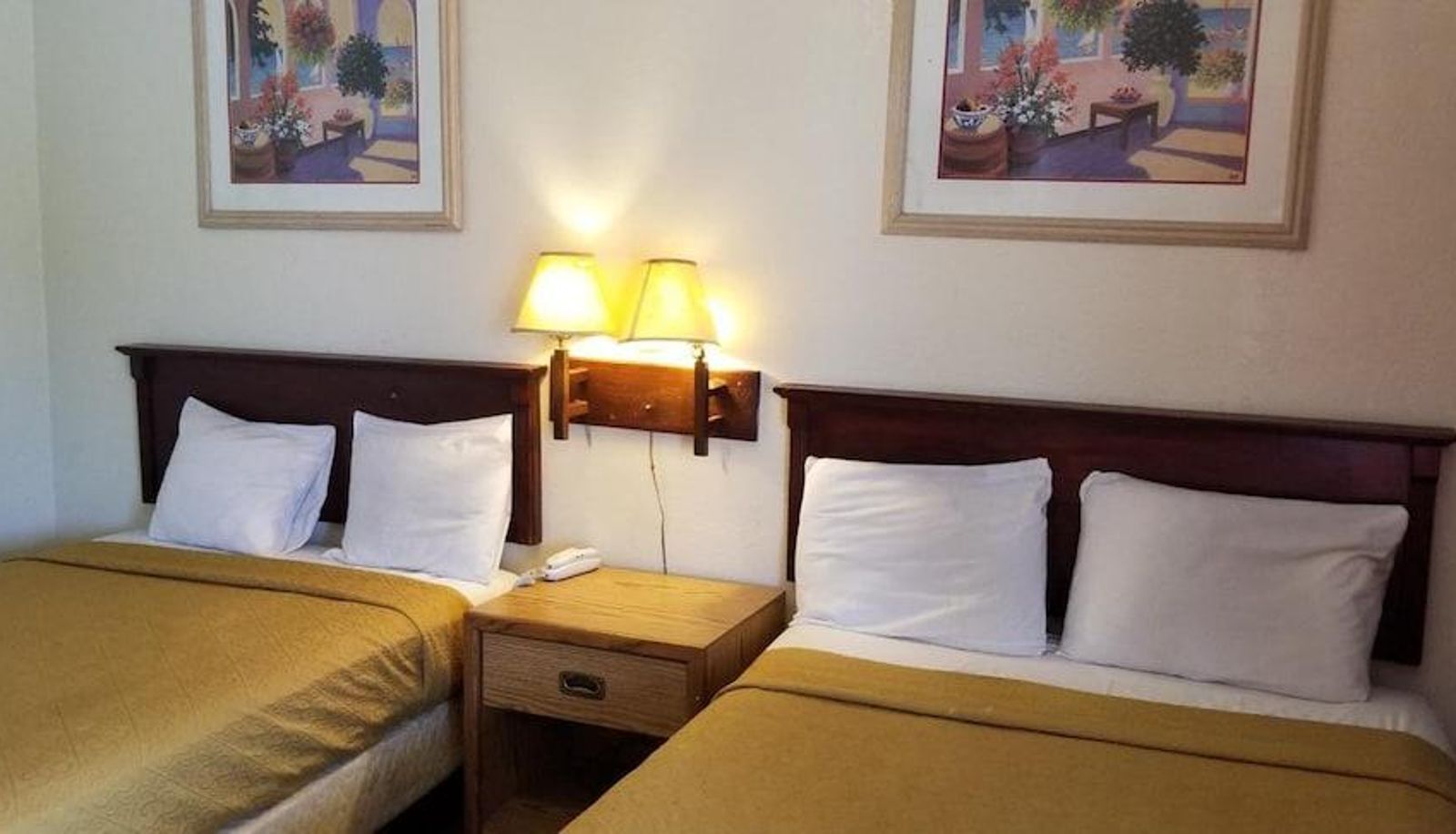 Standard room - Deluxe Inn Motel