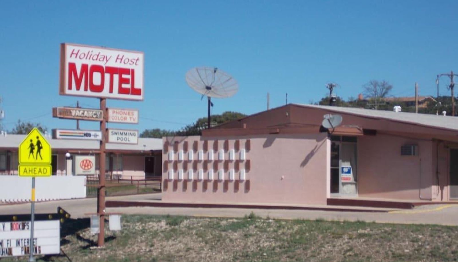 Hotel outdoor area - Holiday Host Motel