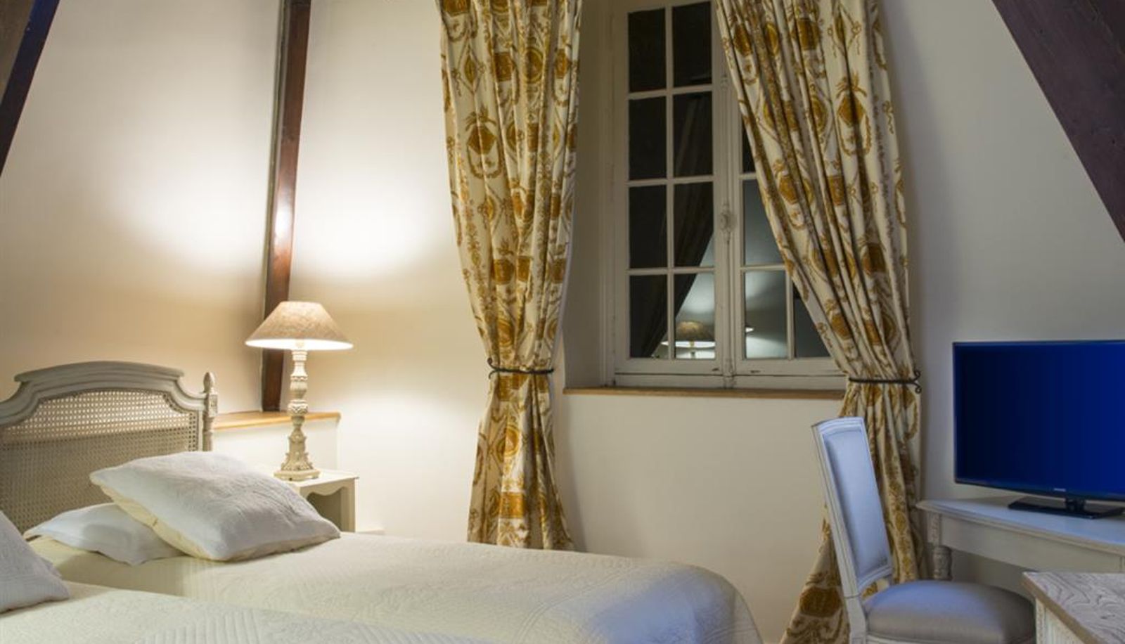 Room - Golf Hotel Restaurant du Chateau de l Hermitage