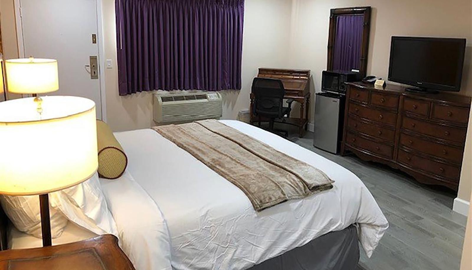 Room - CA Howard Johnson by Wyndham Ridgecrest