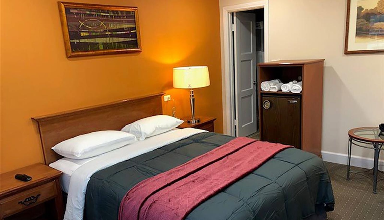 Zimmer - CA Howard Johnson by Wyndham Ridgecrest