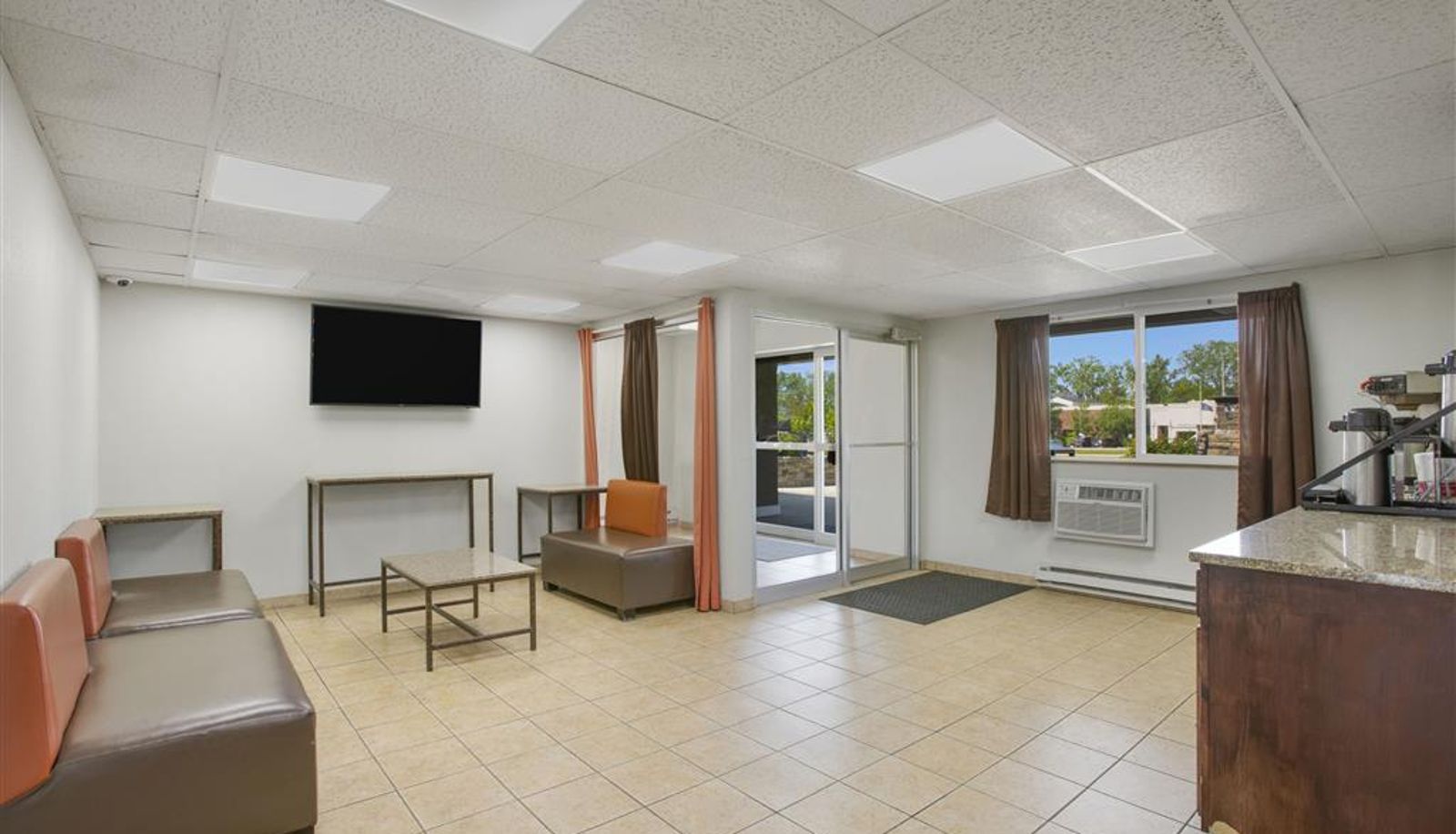 Hall - Rodeway Inn & Suites Grand Rapids Southeast