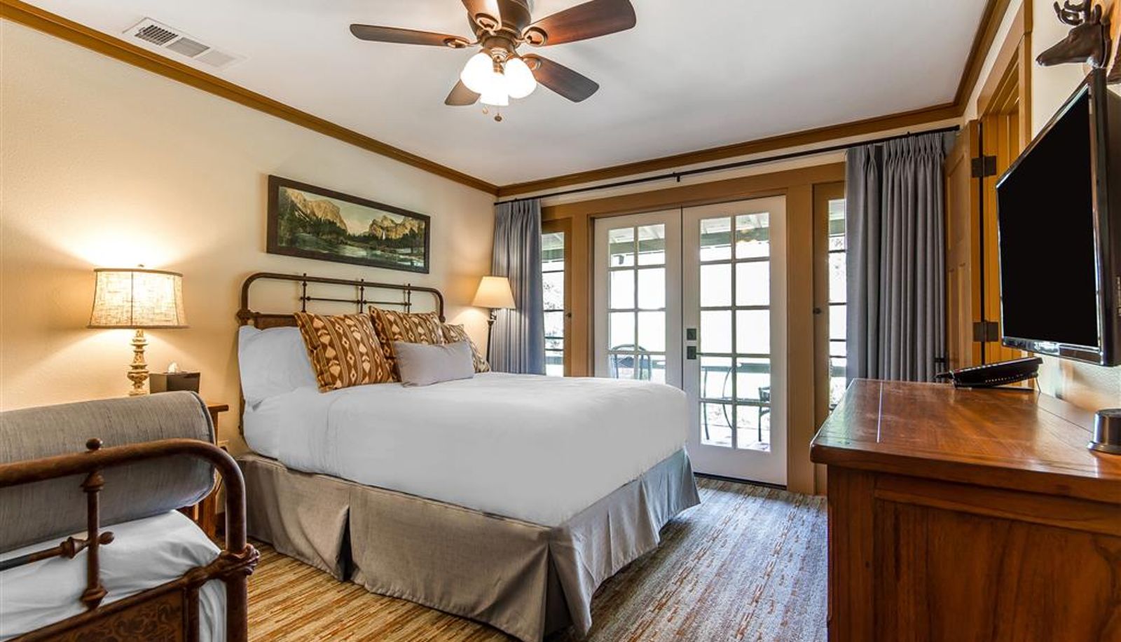 Room - Sierra Sky Ranch Ascend Hotel Collection