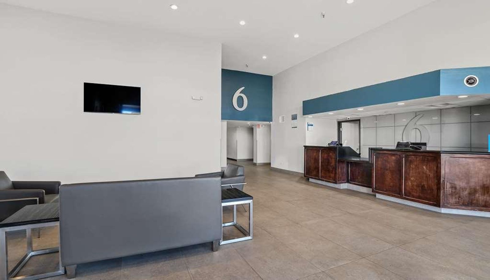 Hall - CA Studio 6 Suites Perris