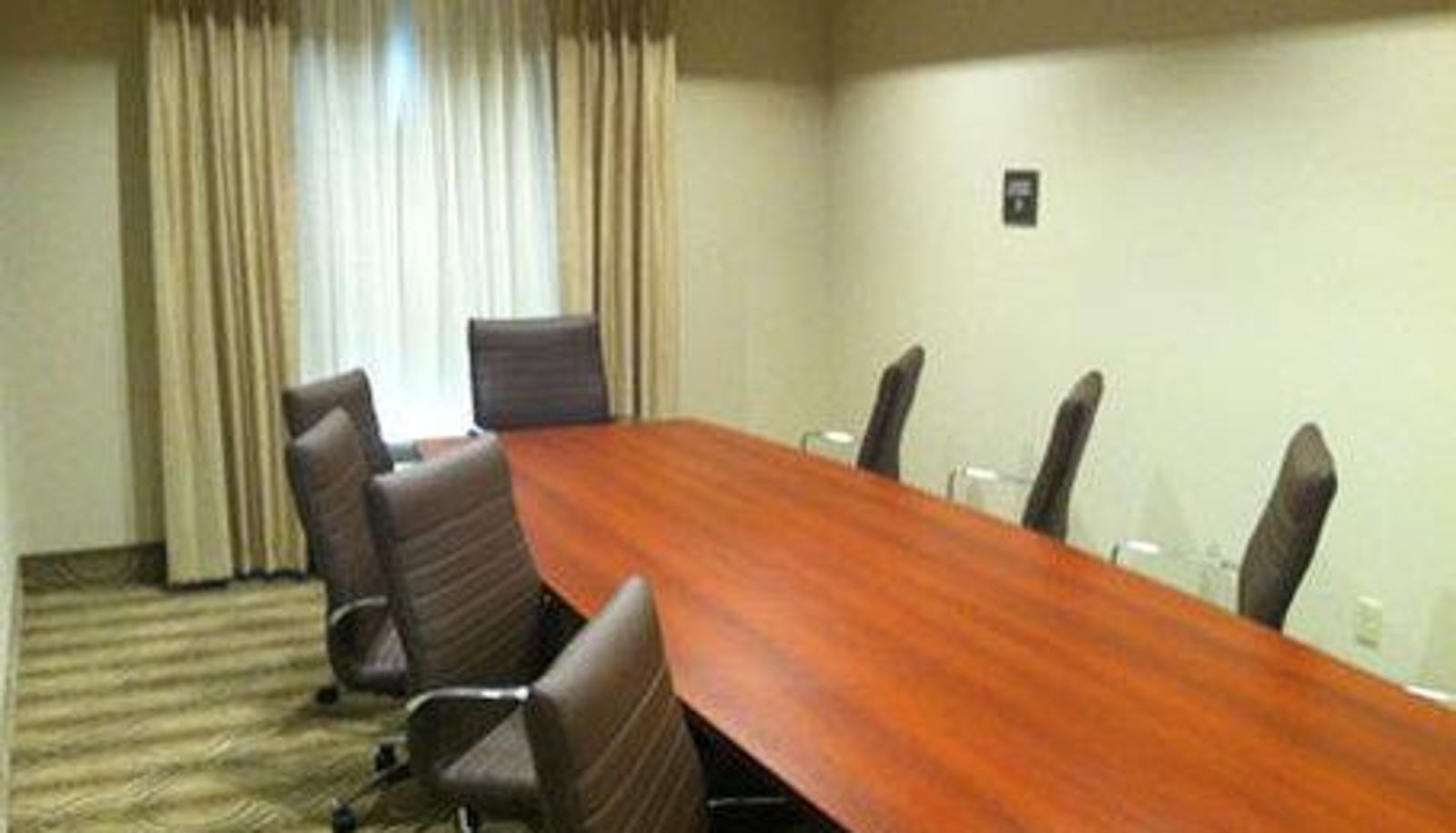 Conference room - Landmark Suites