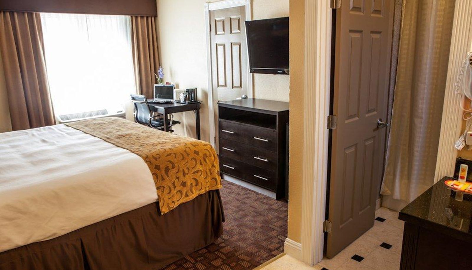 Zimmer - MARINWOOD INN AND SUITES