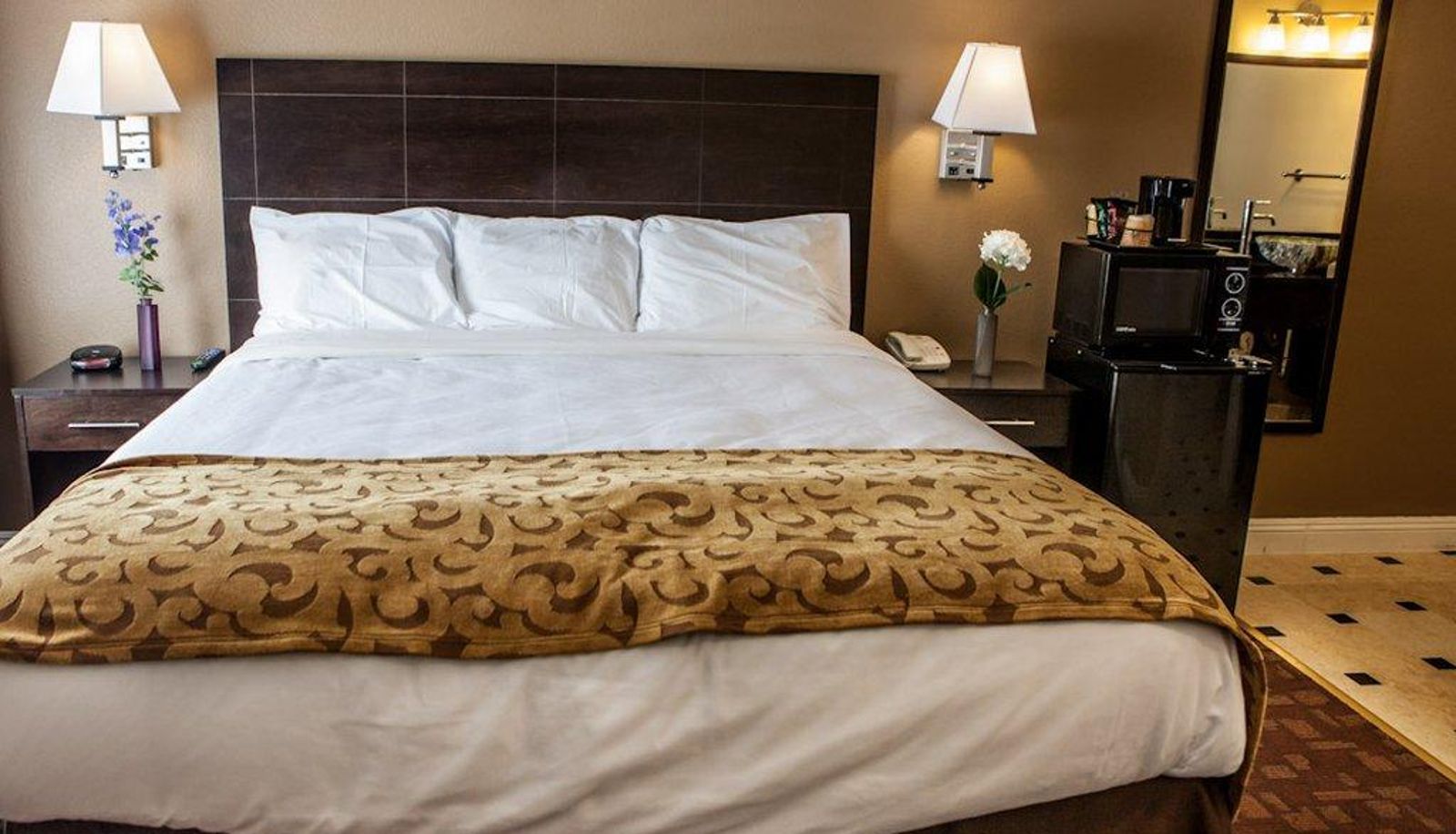 Zimmer - MARINWOOD INN AND SUITES