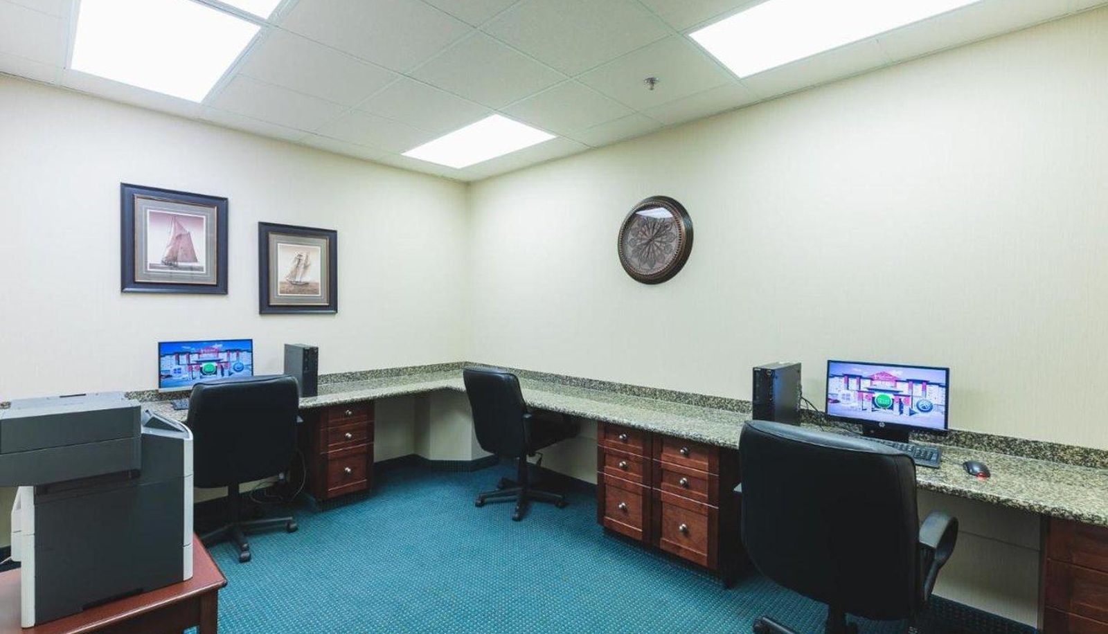 Business centre - REDWOOD INN AND SUITES