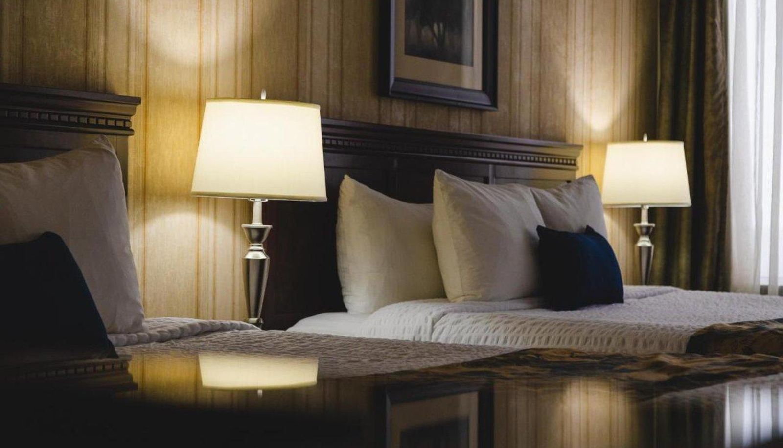 Room - REDWOOD INN AND SUITES
