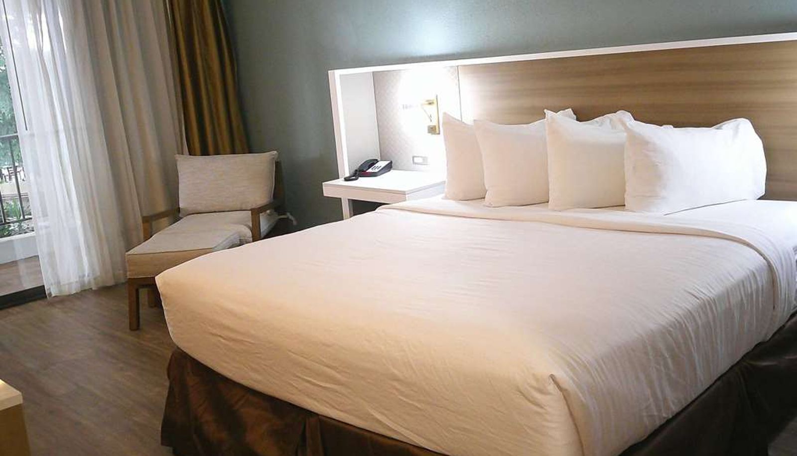 Room - Wyndham Garden Romulus Detroit Metro Airport