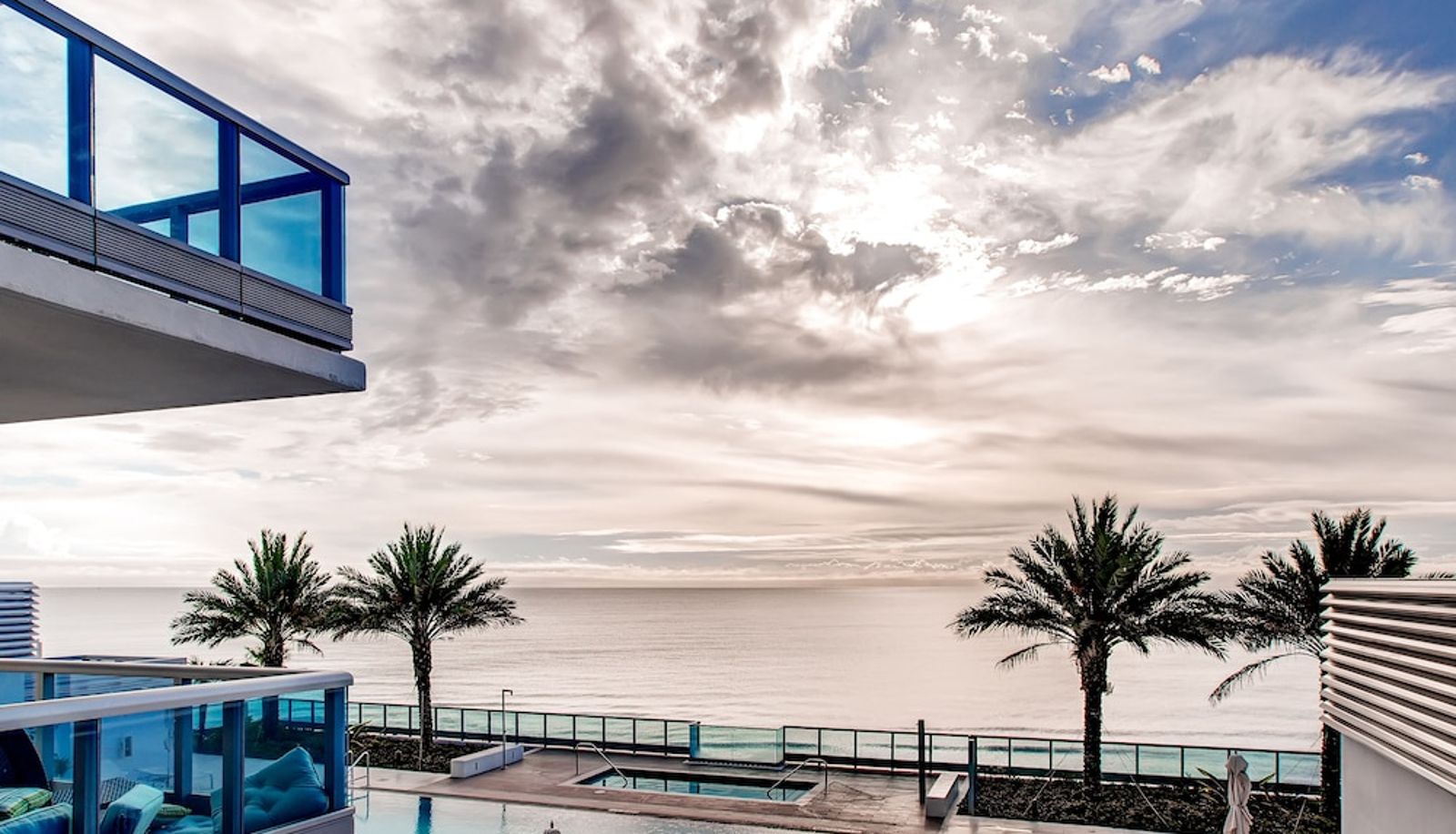 Pool - CHURCHILL SUITES MONTE CARLO MIAMI BEACH