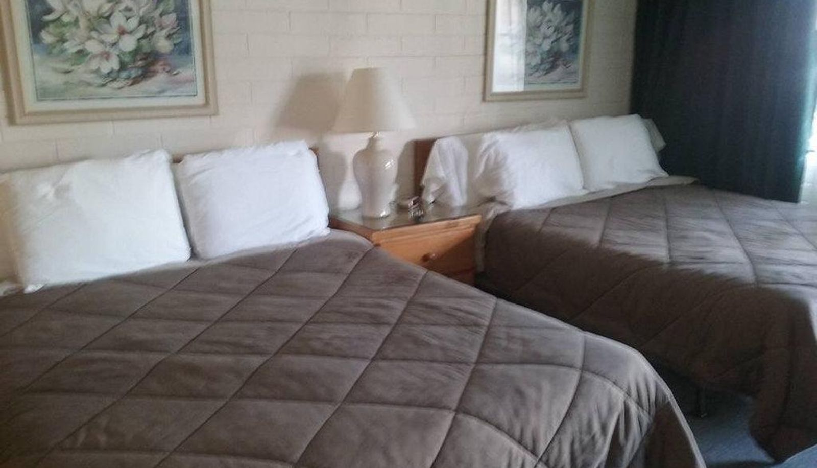 Zimmer - Bishop Village Motel