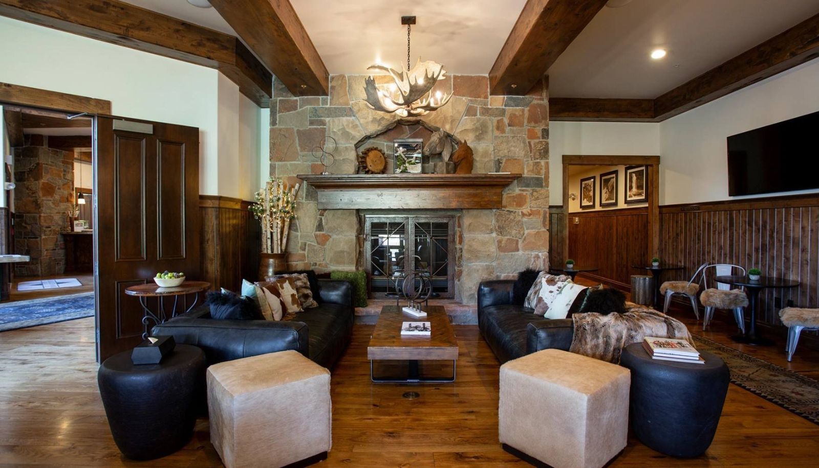 Lobby - Black Diamond Lodge