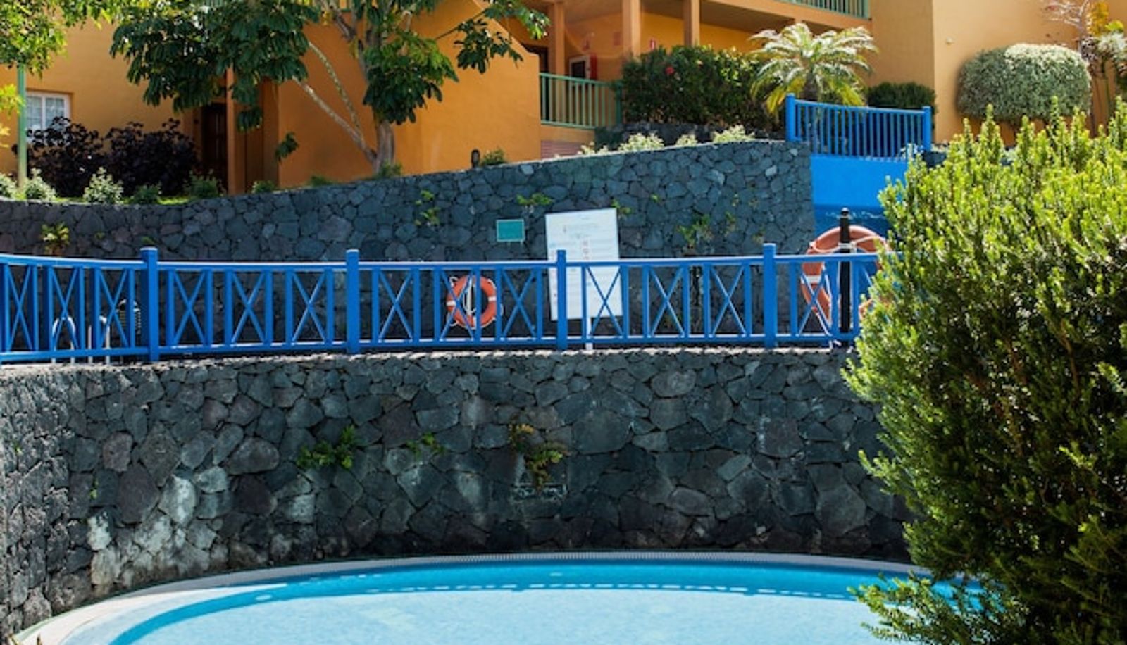 Piscina - Apartamentos la Caleta