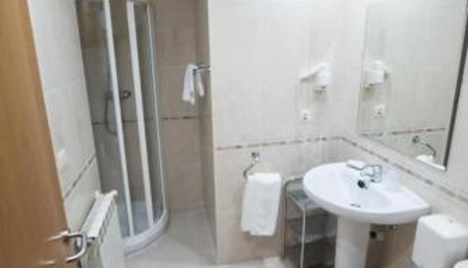 Info - HOTEL EL ROBLE PALENTINO