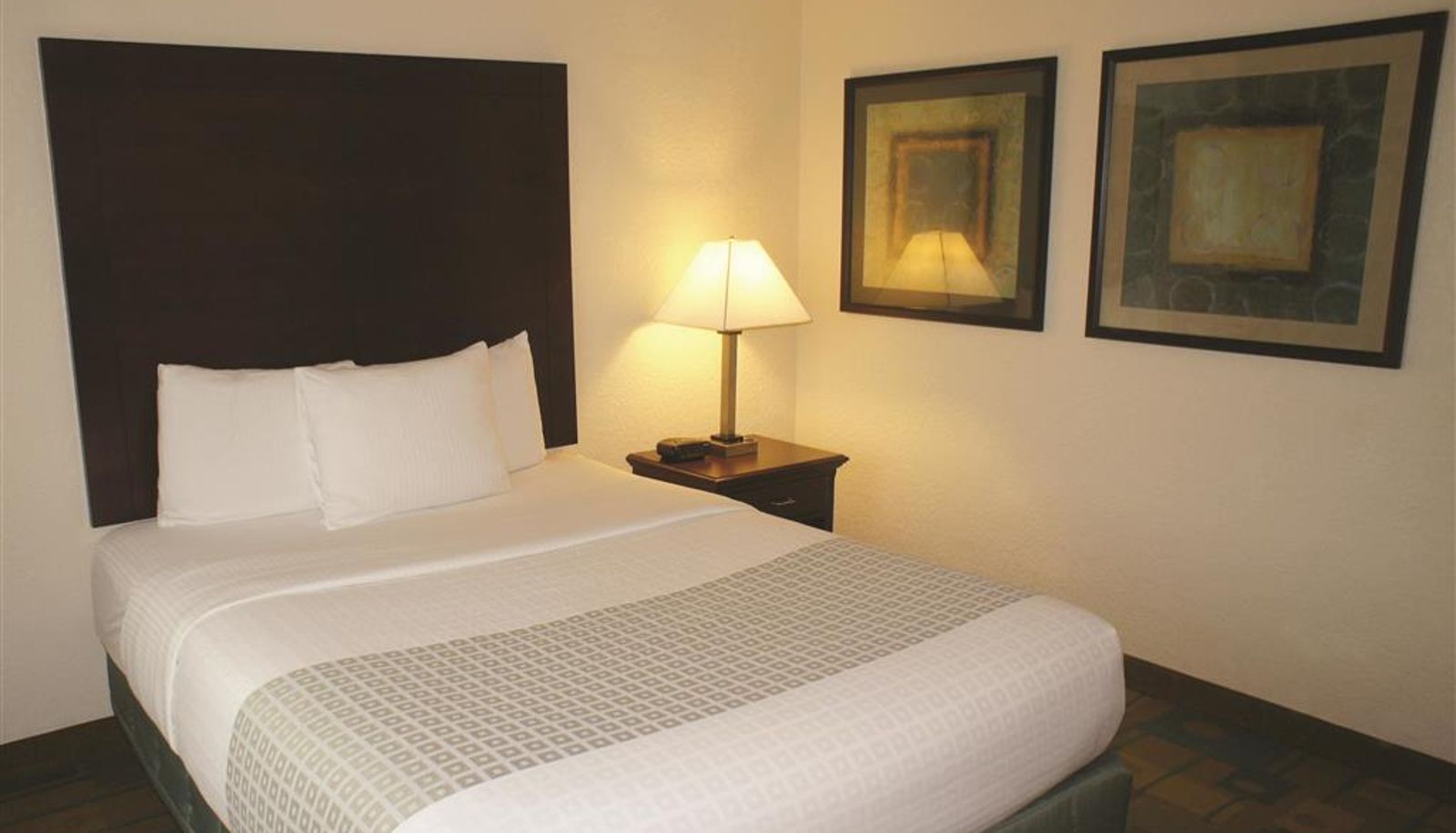 Camera - La Quinta Inn & Suites by Wyndham Boston Somerville