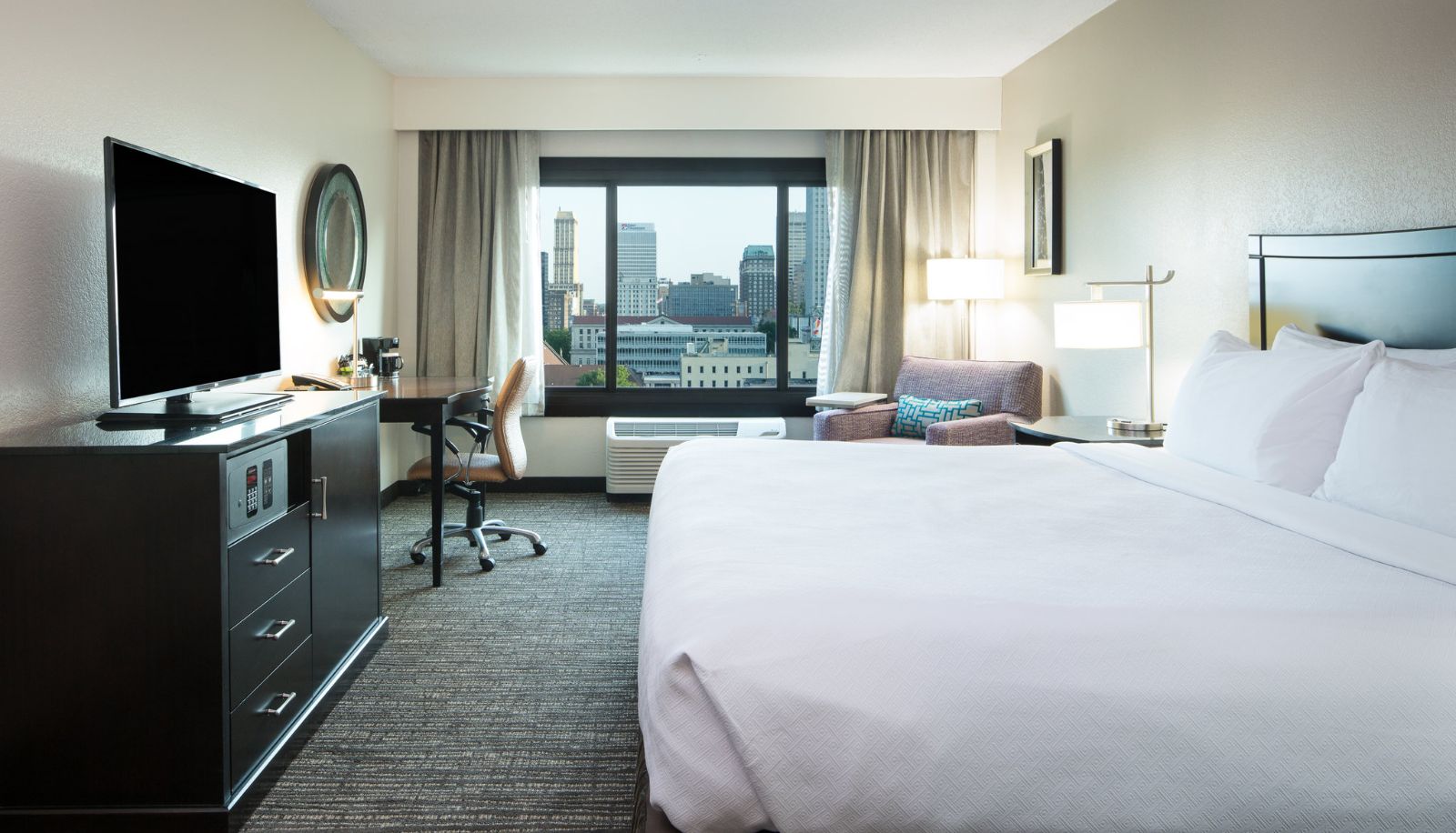Room - Crowne Plaza MEMPHIS DOWNTOWN by IHG